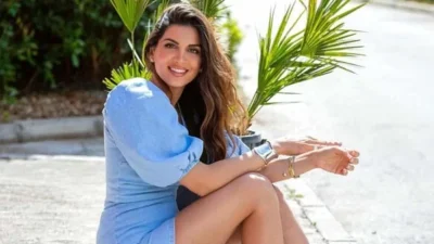 Κατάμαυρη με πορτοκαλί κοντό σορτσάκι - Μαγεμένη στην Αστυπάλαια η Σταματίνα Τσιμτσιλή με την οικογένειά της