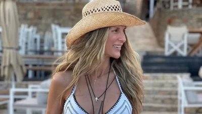 Αγκαλιά μέσα στο καράβι -  Αχώριστη η Ρούλα Σταματοπούλου με τον γιο της