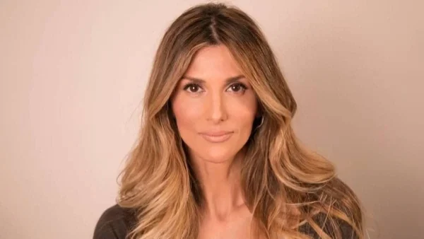 Αγκαλιά με τον νεογέννητο γιο της στη θάλασσα - Το μωρό της Σταματοπούλου έκανε το πρώτο του μπάνιο