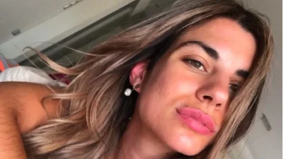 Με ροζ μικροσκοπικό μπικίνι πάνω σε σωσίβιο - Πιο "καυτή" από ποτέ η Σταυρούλα Χρυσαειδή