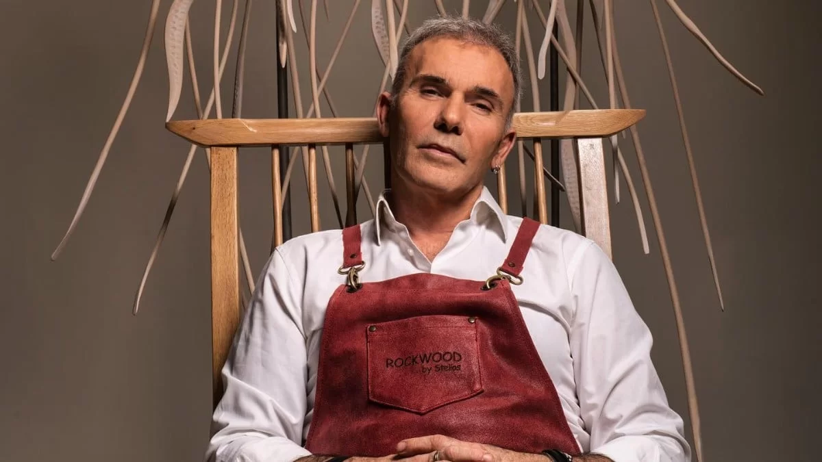 Με ξύλο, πέτρα και σκαλιστές χειροτεχνίες - Αυτό είναι το εκπληκτικό σπίτι του Στέλιου Ρόκκου στη Λήμνο