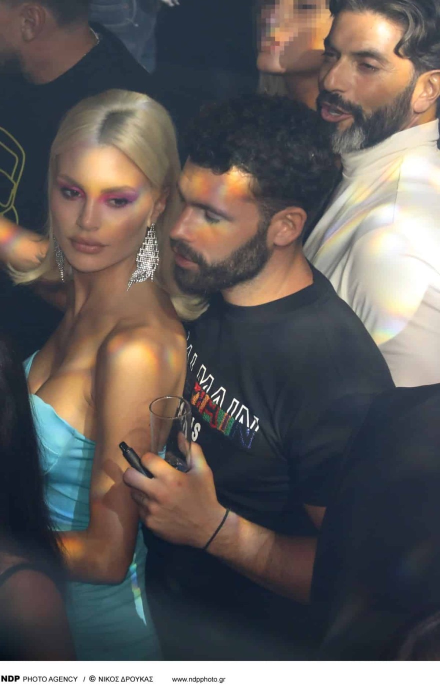 Ο Σχίζας με την Παναγιώταρου αγκαλιά σε νυχτερινό κέντρο