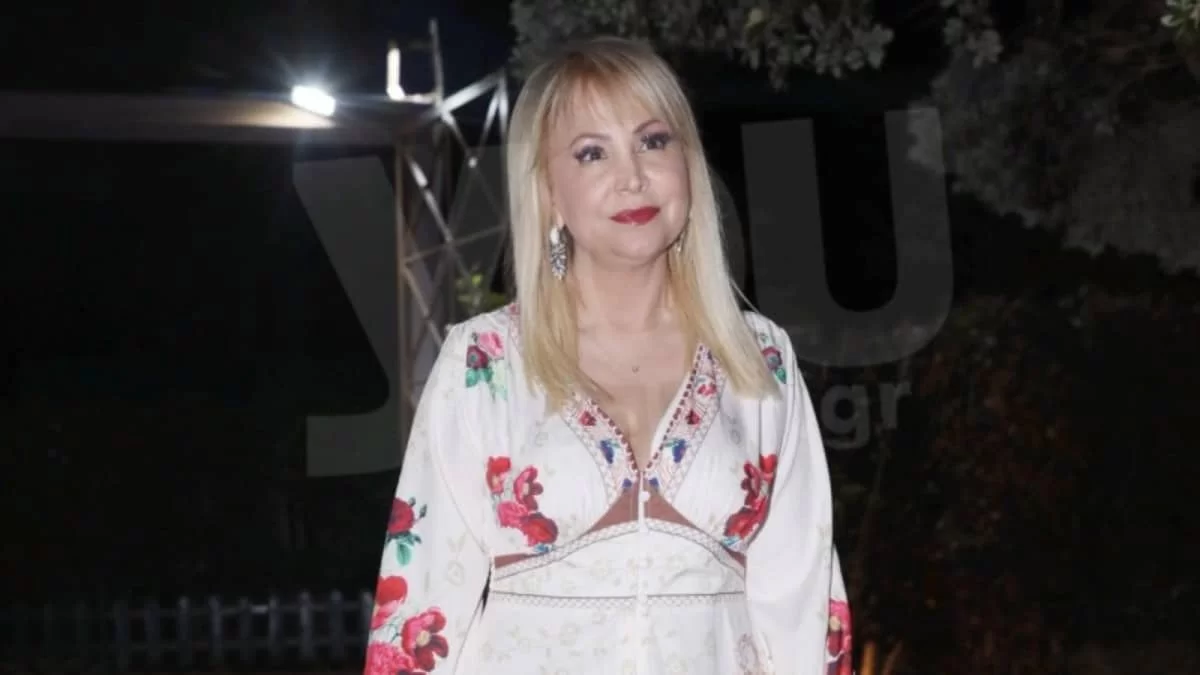 Πόζαρε με "καυτό" μαγιό η Τέτα Καμπουρέλη - Αναστάτωσε με την πίσω όψη της στα 50 της