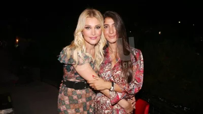 Με δύο άγνωστους άντρες στο πλευρό τους - Η Νατάσα Θεοδωρίδου και η κόρη της Χριστιάνα Μπέτα στη Μύκονο