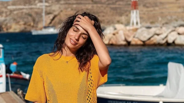 Ασορτί με τις βουκαμβίλιες - Η Τόνια Σωτηροπούλου με φούξια maxi φόρεμα και χωρίς ίχνος μακιγιάζ