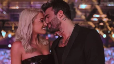 Της κρατά την κοιλίτσα και την φιλά στον λαιμό - Η δημόσια εξομολόγηση του Αλεξάνδρου στην Τούνη