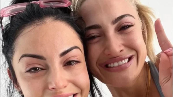 Με πελώρια ρόζ τούρτα και φουσκωμένη κοιλίτσα - Γενέθλια στην παραλία για την εγκυμονούσα Ιωάννα Τούνη