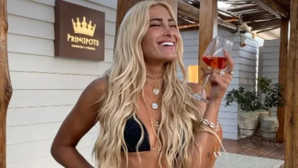 «Μεγαλώνει κάθε μέρα» - Με μαύρο ασύμμετρο μαγιό η Ιωάννα Τούνη ποζάρει και μας δείχνει την φουσκωμένη κοιλίτσα της