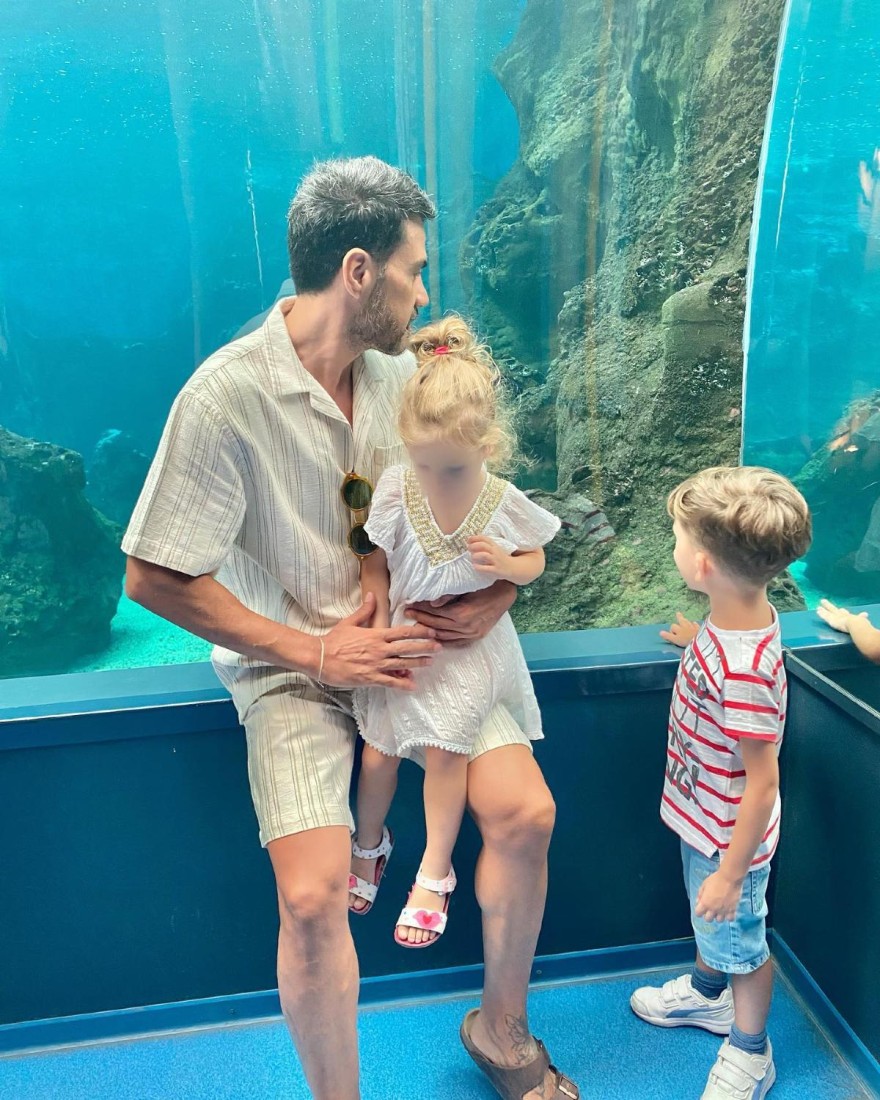 Ο Παντελής Τουτουντζής με τα παιδιά του στο ενυδρείο