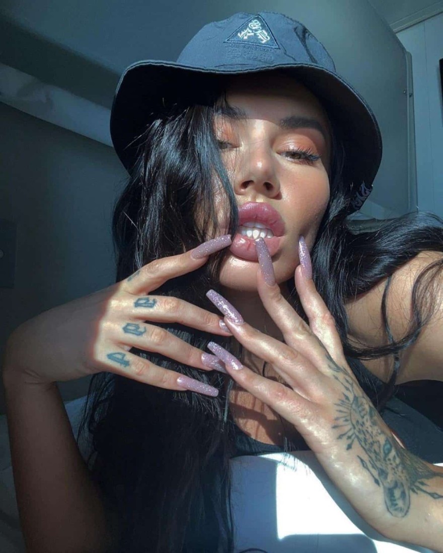 Μαύρα μαλλιά για την Έλενα Τσαγκρινού 