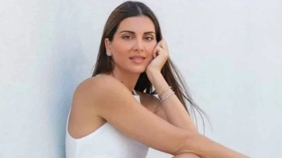 Κάτι σαν πυγολαμπίδα - Με λαχανί φωσφοριζέ και άνοιγμα στο πόδι φόρεμα η Σταματίνα Τσιμτσιλή στην Πάρο