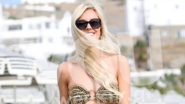 Είναι πλάκα με έντονους κοιλιακούς - Η Τζούλια Νόβα ποζάρει υπερπαραγωγή με το μπικίνι της