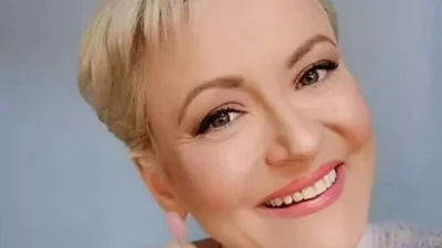 Έχει μείνει η μισή και το απολαμβάνει - Η Τζωρτζέλα Κόσιαβα ποζάρει με τιρκουάζ ολόσωμο μαγιό