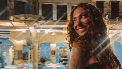 Πρέπει να την κοίταγε όλη η παραλία - Μπροστά από το κύμα η Βαλαβάνη με τη στολή του σερφ και τη σανίδα της