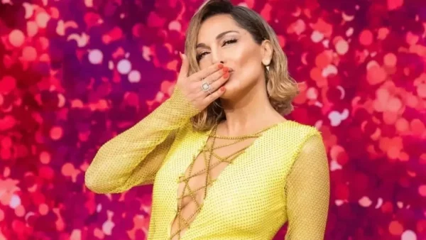 Πόζαρε μπρούμυτα στην άκρη της πισίνας με brazil μπικίνι - "Κοσμοχαλασιά" με την φωτογραφία της Δέσποινας Βανδή