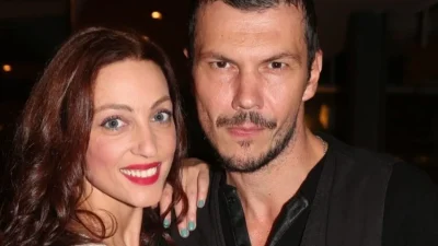 Έχει το ίδιο βλέμμα με τον Παπαζήση - Στην παραλία η Βανέσα Αδαμοπούλου αγκαλιά με τον γιό της