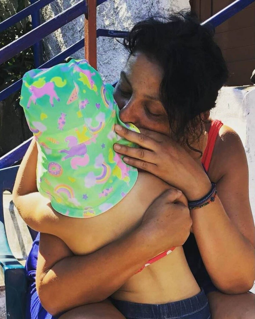 Η Βασιλική Ανδρίτσου αγκαλιά με την κόρη της Ανθένια