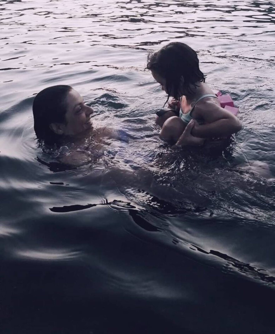 Η Βασιλική Ανδρίτσου κάνει βουτιές με την κόρη της