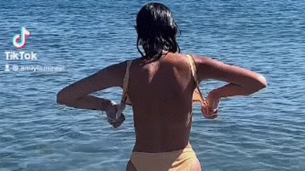 Πέταξε επιδεικτικά το σουτιέν του μαγιό της και βούτηξε στη θάλασσα - ''Χαμός'' με το βίντεο της Βέλλη
