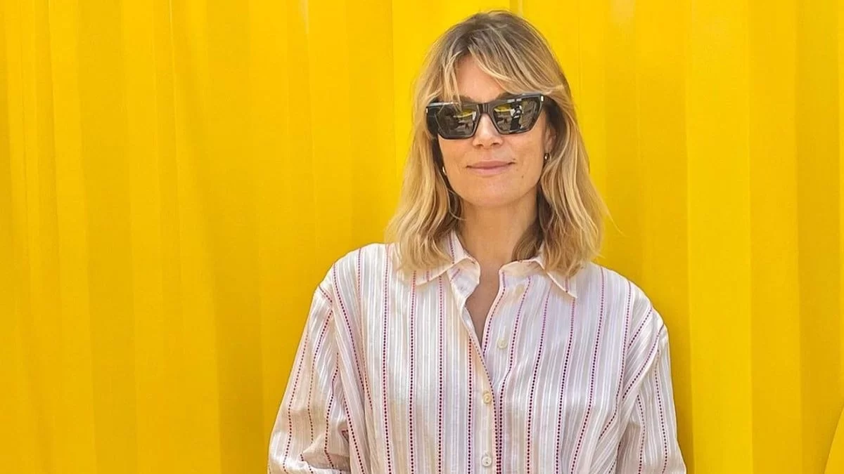 Με αβυσσαλέο ντεκολτέ και δύο μέτρα πόδι - Όλοι χάζευαν τη Βίκυ Καγιά στο νησί