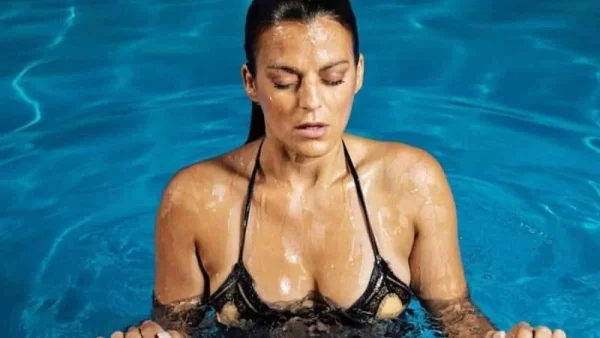 "Λιώνει" για τα μάτια του η Χριστίνα Βραχάλη - Το παθιασμένο φιλί με τον σύντροφό της στις διακοπές τους