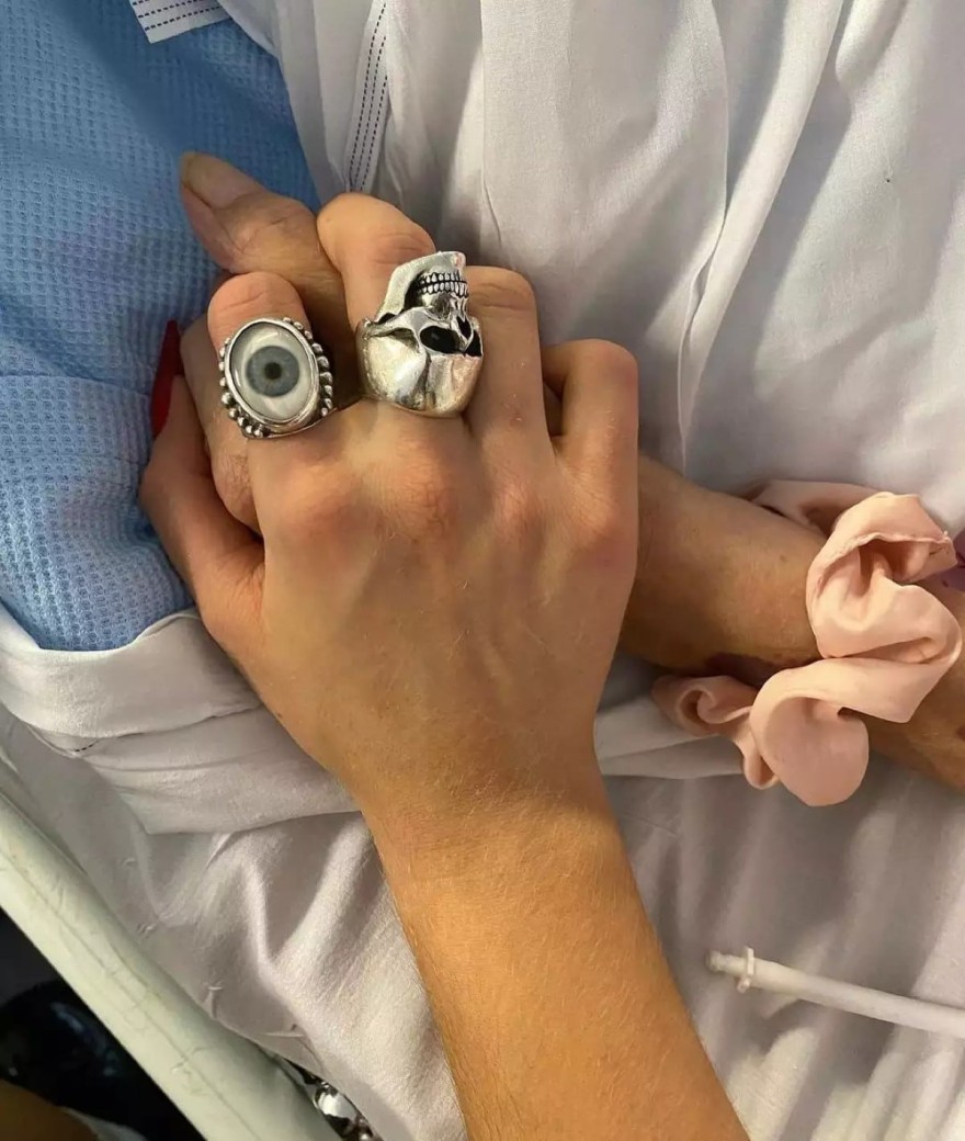 Η Σοφιά Χατζηπαντελή κρατάει το χέρι της γιαγιάς της