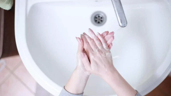 Απλώστε στα χέρια σας μαγειρική σόδα με σαπούνι και λίγο μετά ξεβγάλτε - Το μυστικό που θα σας σώσει το χειμώνα