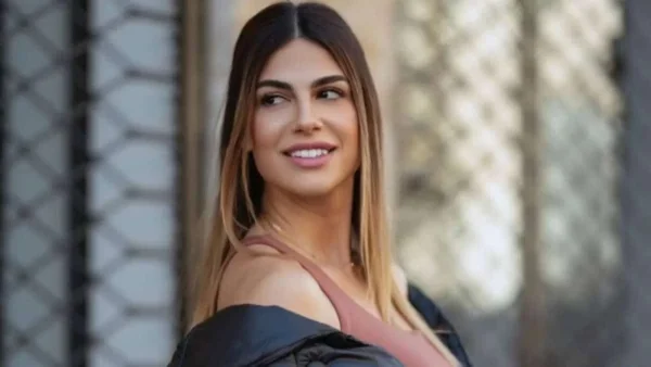 Πρέπει να την κοίταζε όλη η παραλία - Η Χριστίνα Κεφαλά πόζαρε με το κοφτό της μπικίνι επάνω σε βράχο