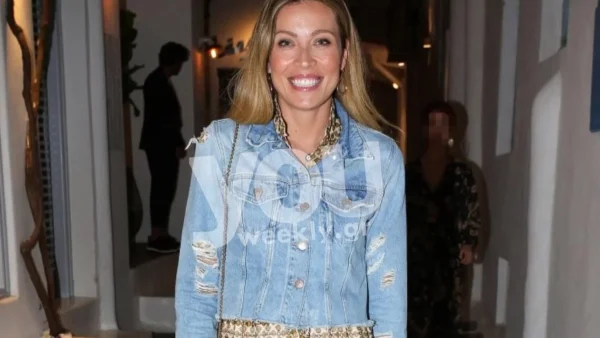 Με ψάθινο καπέλο και φλοράλ φόρεμα στα σοκάκια της Μυκόνου - Η εντυπωσιακή εμφάνιση της Μαριέττας Χρουσαλά