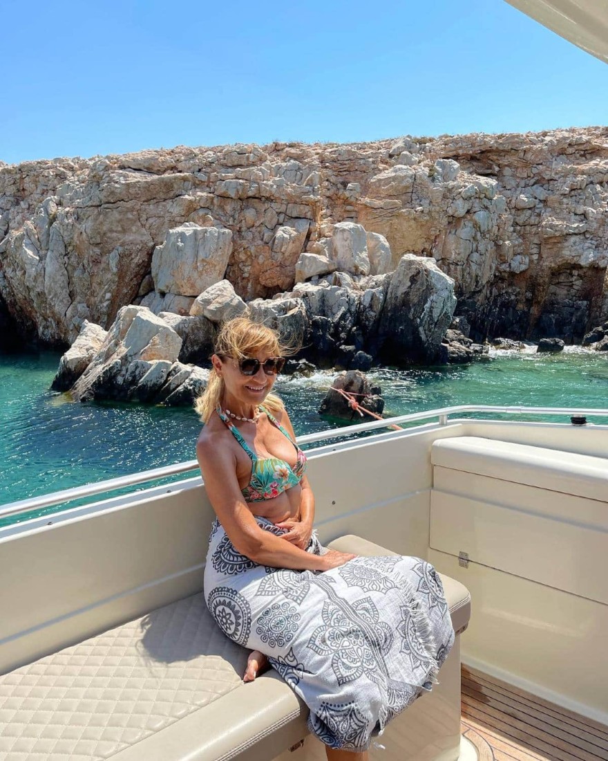 Η Μάρα Ζαχαρέα με μαγιό πάνω στο σκάφος