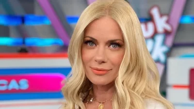 Topless και εντελώς άβαφη στην παραλία η Ζέτα Μακρυπούλια - Έτσι όπως δεν την έχουμε ξανά δει