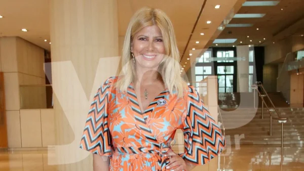 Με λευκό μακρύ φόρεμα και τον έναν ώμο έξω - Εντελώς άβαφη η Ζήνα Κουτσελίνη στις διακοπές της στην Πάρο