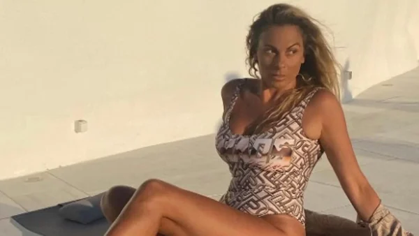 Δύο μέτρα πόδι και κοιλιά "κομμάτια" - Με ζεβρέ μπικίνι συνεχίζει τα μπάνια της η Ζώζα Μεταξά