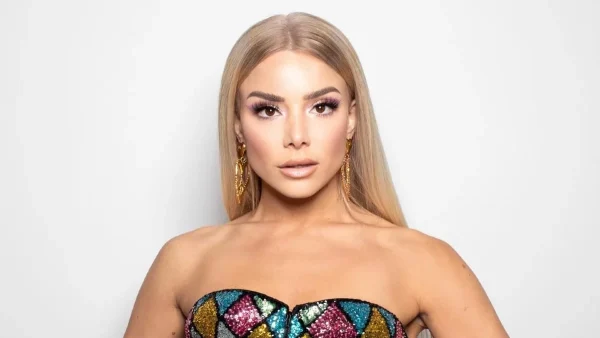 Της έσβησαν 4όροφη τούρτα πάνω στην σκηνή - ''Κάγκελο'' η Ζόζεφιν με την έκπληξη για τα γενέθλιά της