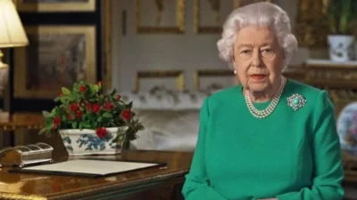 Ρίγη συγκίνησης με την στιγμή που τα 4 παιδιά της Βασίλισσας Ελισάβετ στέκονται πάνω από το φέρετρο της