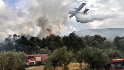 Φωτιά στο Όρος Αιγάλεω - Σηκώθηκαν και εναέρια μέσα