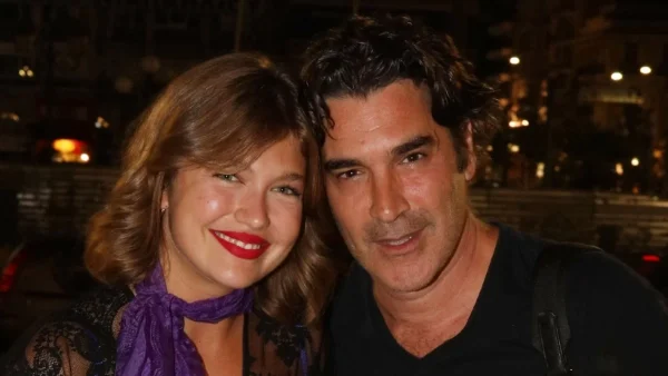 Ρομαντική και sexy: Με φούξια κραγιόν και ιδιαίτερο φόρεμα, η Κλέλια Ανδριολάτου στο πλευρό του Χριστόφορου Παπακαλιάτη