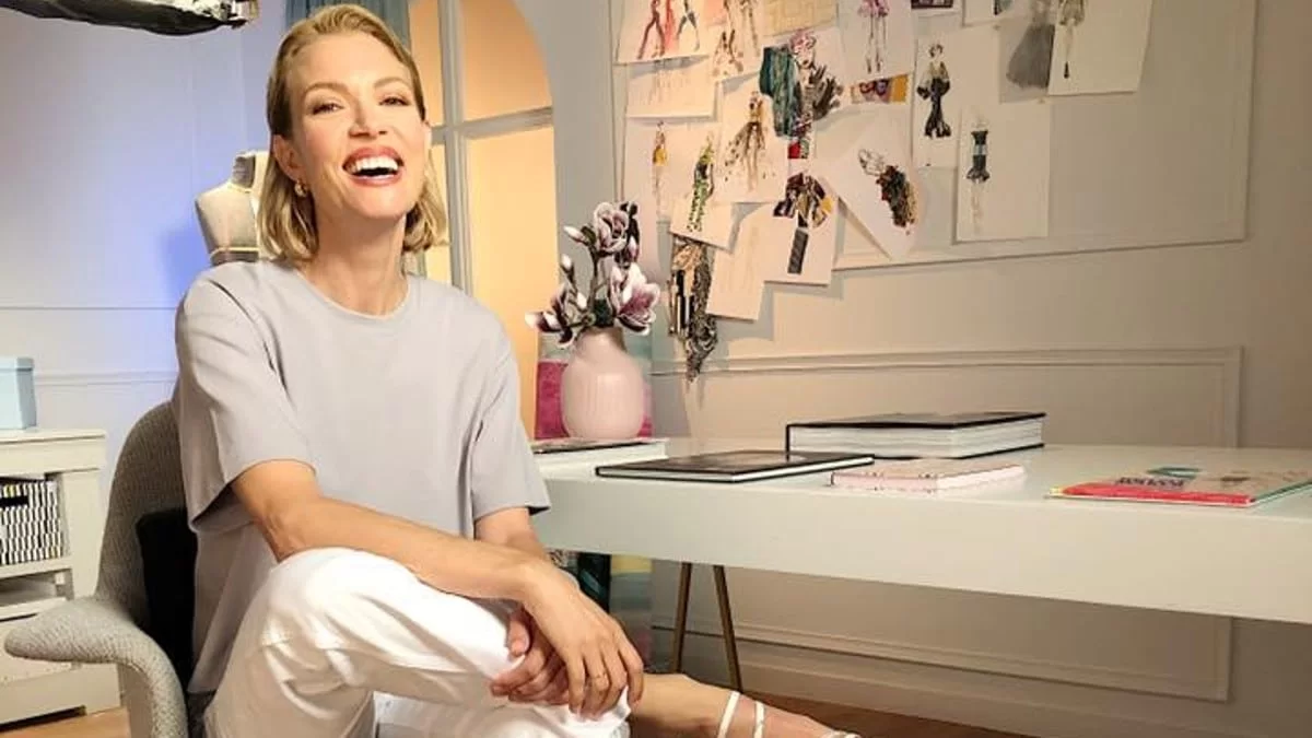 Πρέπει να την κοιτούσαν όλοι - Η εντυπωσιακή πόζα της Καγιά με στενή μίνι φούστα