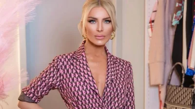 Γεμάτο κεριά, λουλούδια και ρούχα το καμαρίνι της Κατερίνας Καινούργιου στον ALPHA - Βγαλμένο από εξώφυλλο περιοδικού