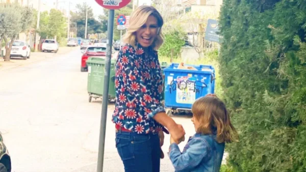 Στιγμές ευτυχίας για την Κατερίνα Καραβάτου - Ποδηλατάδα με την Αέλια και το Αρίωνα