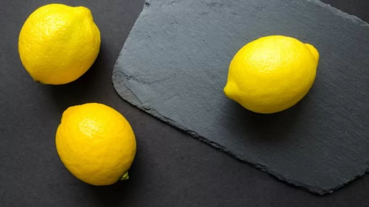 Εξαφανίζει όλους τους λεκέδες, μέχρι και το μελάνι - Το σπιτικό μείγμα με λεμόνι που κάνει θαύματα