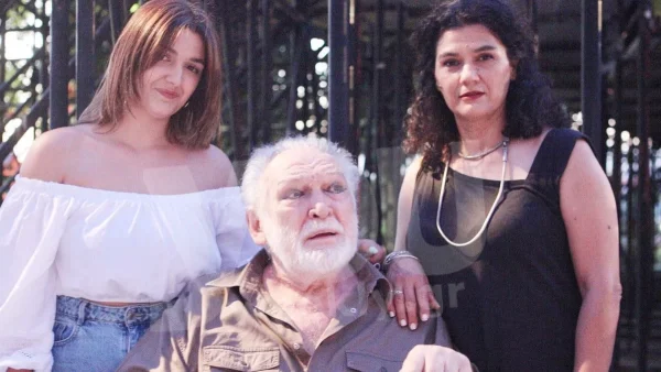 Μελαχρινός με μακριά μαλλιά μπούκλα - Αυτός είναι ο άγνωστος 25χρονος γιος του Κώστα Καζάκου