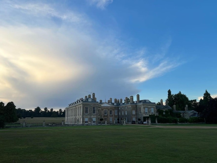 Μεσίστιες οι σημαίες στο πατρικό σπίτι της Πριγκίπισσας Νταιάνα μετά το θάνατο της Ελισάβετ