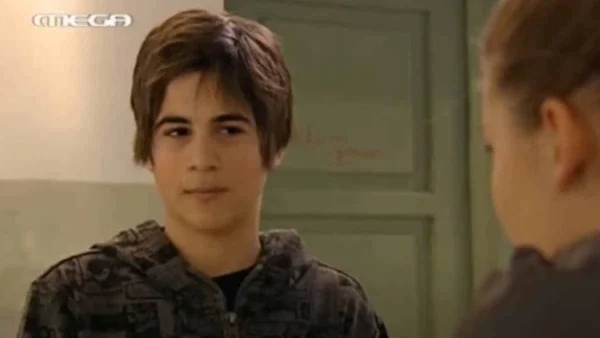 Τον γνωρίσαμε στο «Ευτυχισμένοι μαζί» και φέτος πρωταγωνιστεί σε σειρά της ΕΡΤ - Αγνώριστος ο μικρός "Άκης"