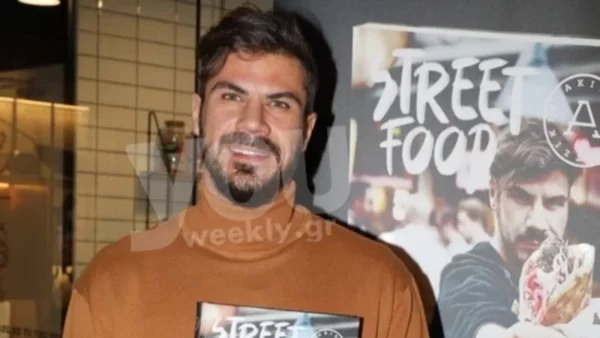 Χαζομπαμπάς ο Άκης Πετρετζίκης - Φωτογραφίζει την  Παπαμιχαήλ αγκαλιά με την νεογέννητη κόρη τους