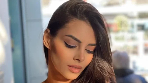 «Έρχεται σύντομα...»: Με λευκά εσώρουχα και πέρλες - Η Άννα Μπεζάν με φουσκωμένη κοιλίτσα στον 9ο μήνα της εγκυμοσύνης