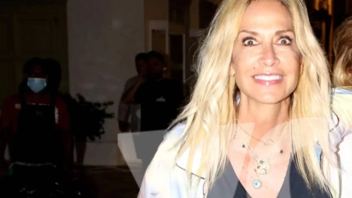 Χαλαρή με το ολόσωμο μωβ μαγιό της - ''Μάγεψε'' το Instagram με τη φωτογραφία της η Άννα Βίσση