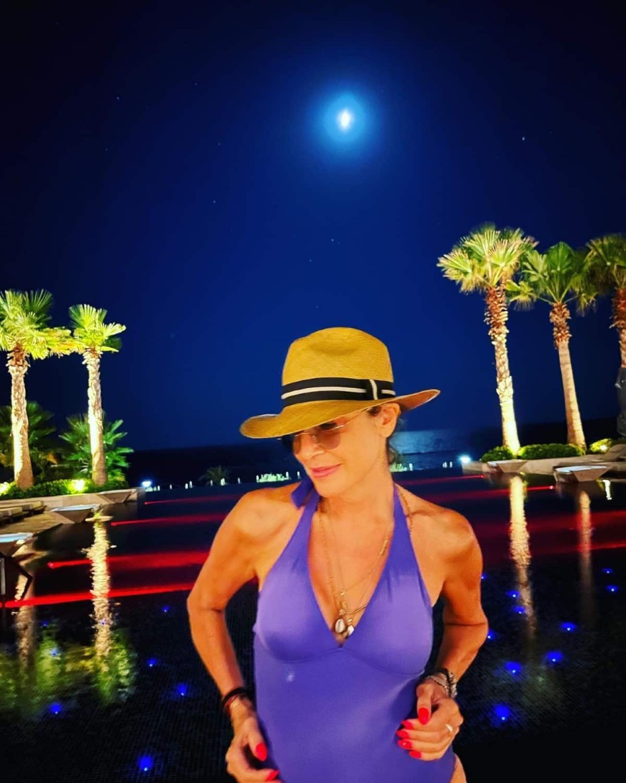 Η Άννα Βίσση με μαγιό σε νυχτερινό μπάνιο