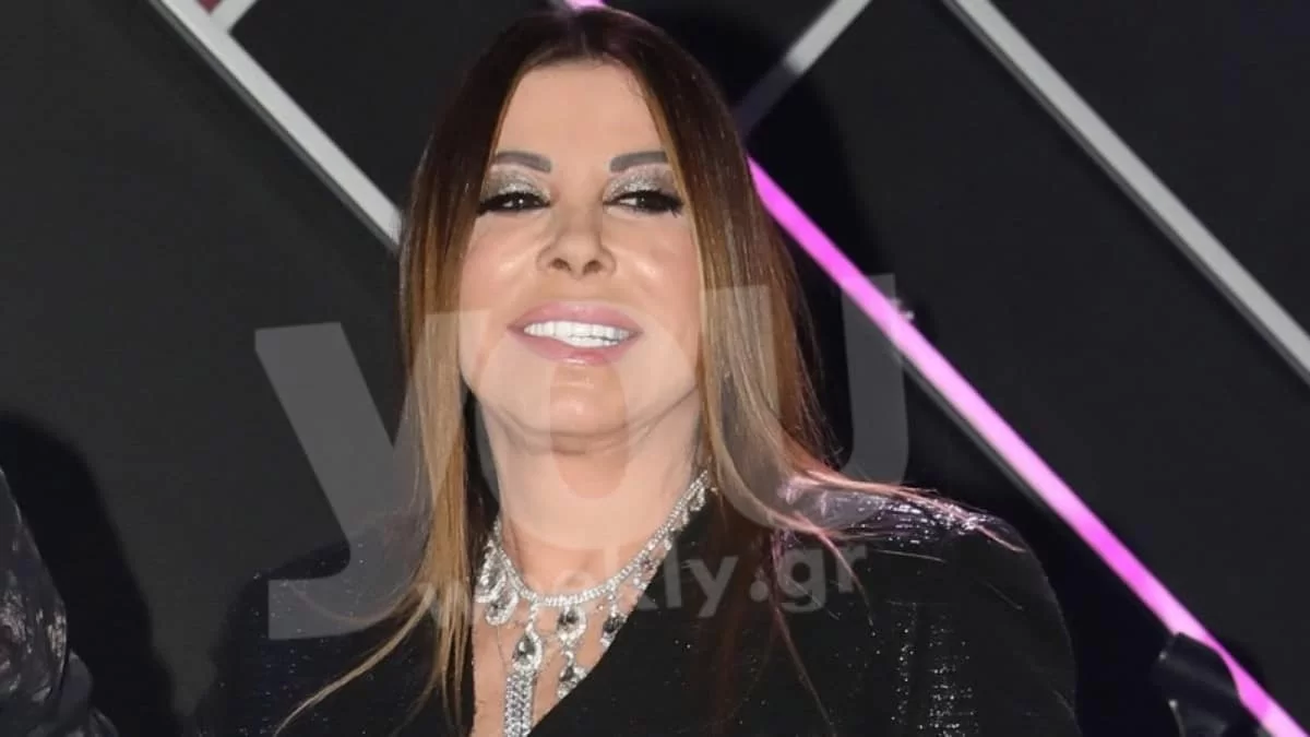 Με διχτυωτό καλσόν και φούστα με κρόσια - Η Άντζελα Δημητρίου έτσι όπως δεν την έχουμε ξαναδεί