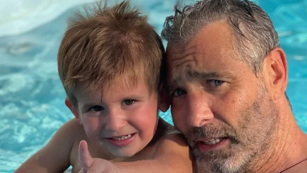 Συγκινημένος ο Αθερίδης με τη γαμοβάφτιση της οικογένειας του - Το μήνυμα για την κόρη και τον εγγονό του